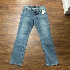 Medium light wash Luck Brand NWT “sweet straight” 6/28